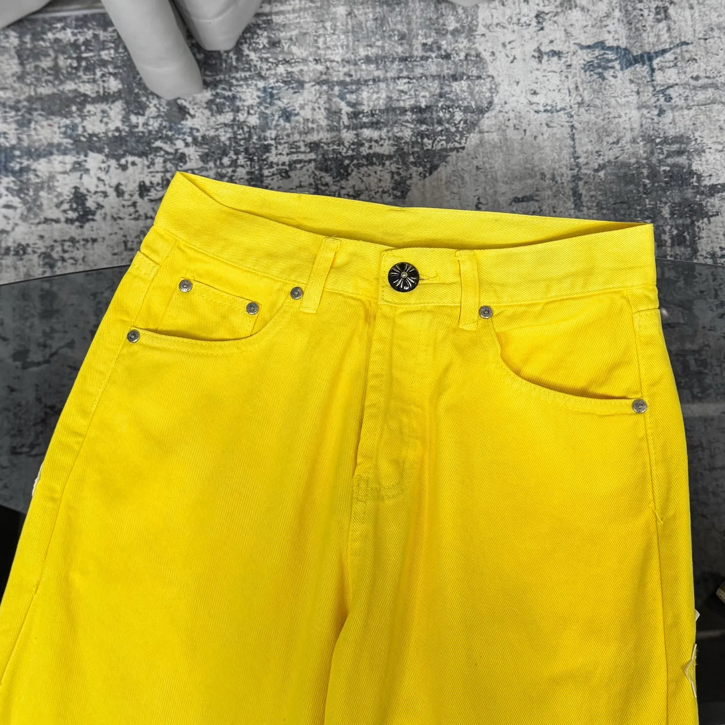 P280 Chrome hearts CH Fan Chengcheng's same style New York limited large leather label dopamine yellow jeans Special Italian cowhide printed and cut Customized sheepskin three-layer thick thread leather The whole body is spliced in heavy water washing craftsman's hand-splashed ink You can see the details Three-dimensional cutting version Loose and comfortable, not picky about the figure Make you taller and slimmer Factory Seiko Original quality control Same style for men and women Can be matched with couples Versatile recommendation Necessary jeans for all seasons Color: lemon yellow Size: s m l xl